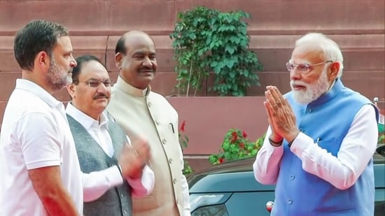 <span class="color-red">पंतप्रधान मोदी कारमधून उतरले, संसदेच्या आवारात</span> <span class="color-black">राहुल गांधींशी संभाषणासाठी थांबले | पहा</span>